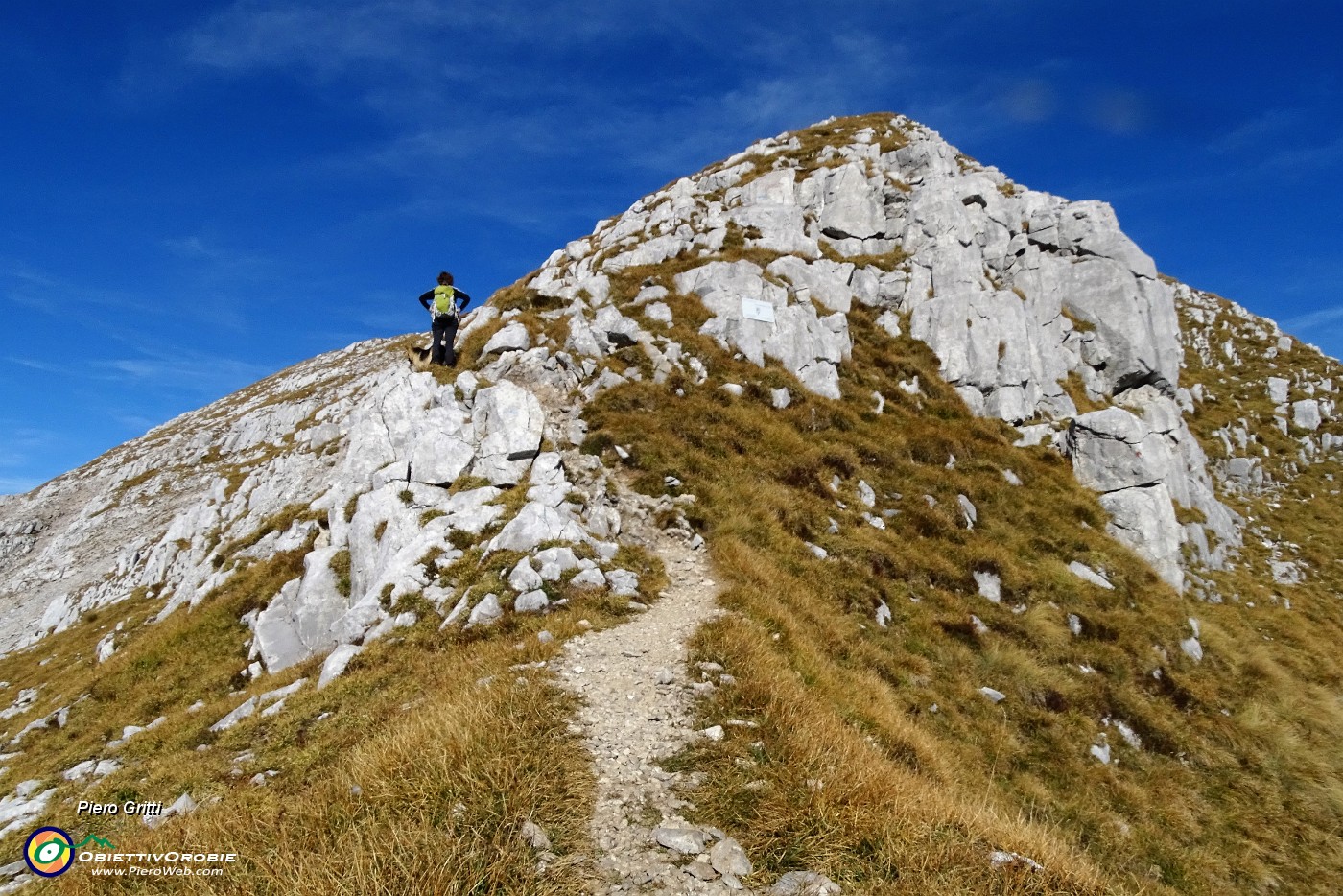 56 Passaggio su facili roccette.JPG